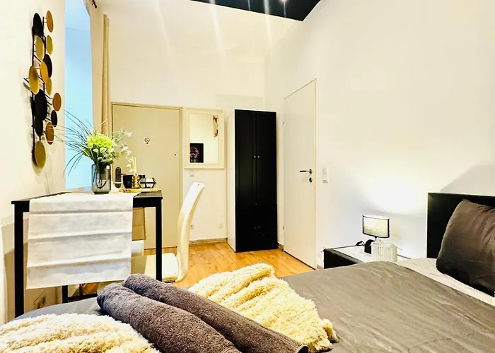 For Two Close To Historic Rathausplatz *